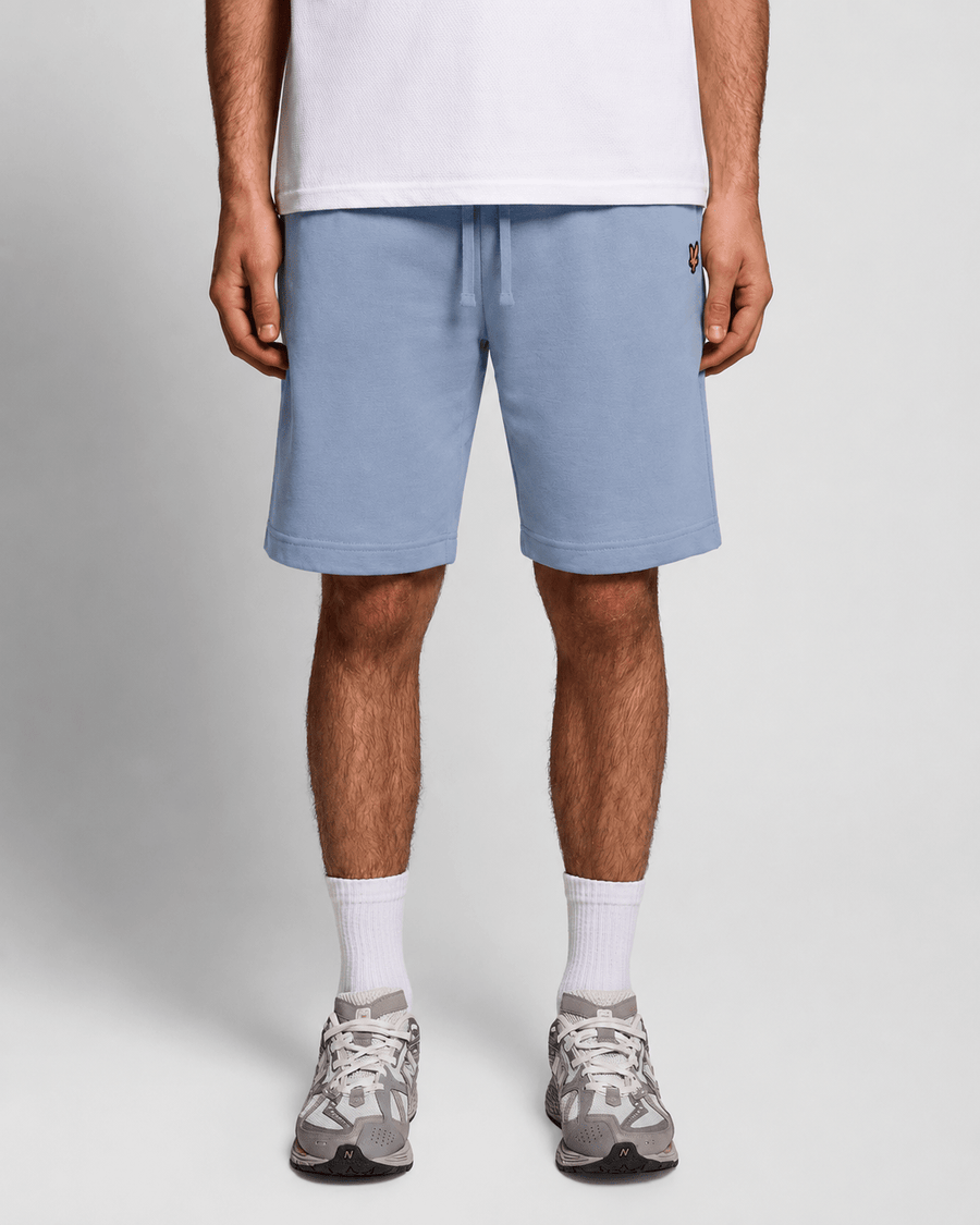 Un homme porte un short de sport en coton bleu opale