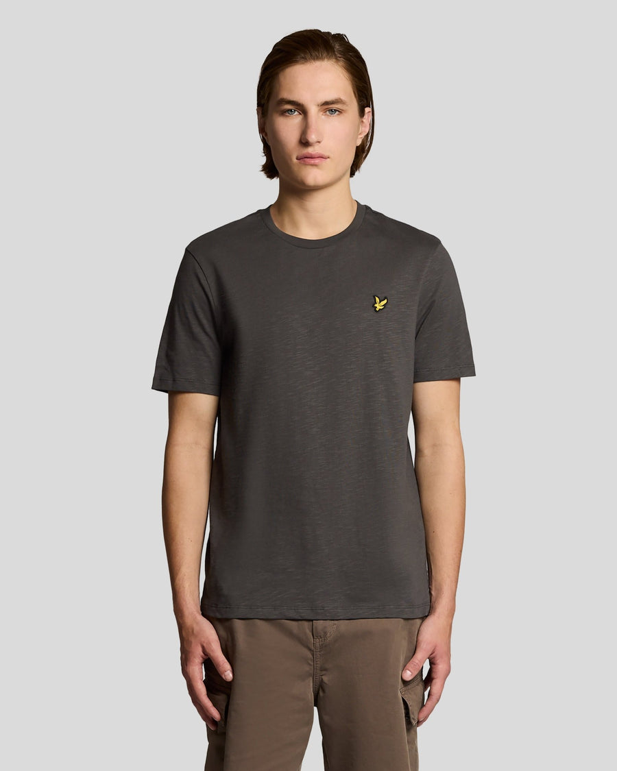 Homme portant un t-shirt en coton fin texturé, couleur gris métallisé
