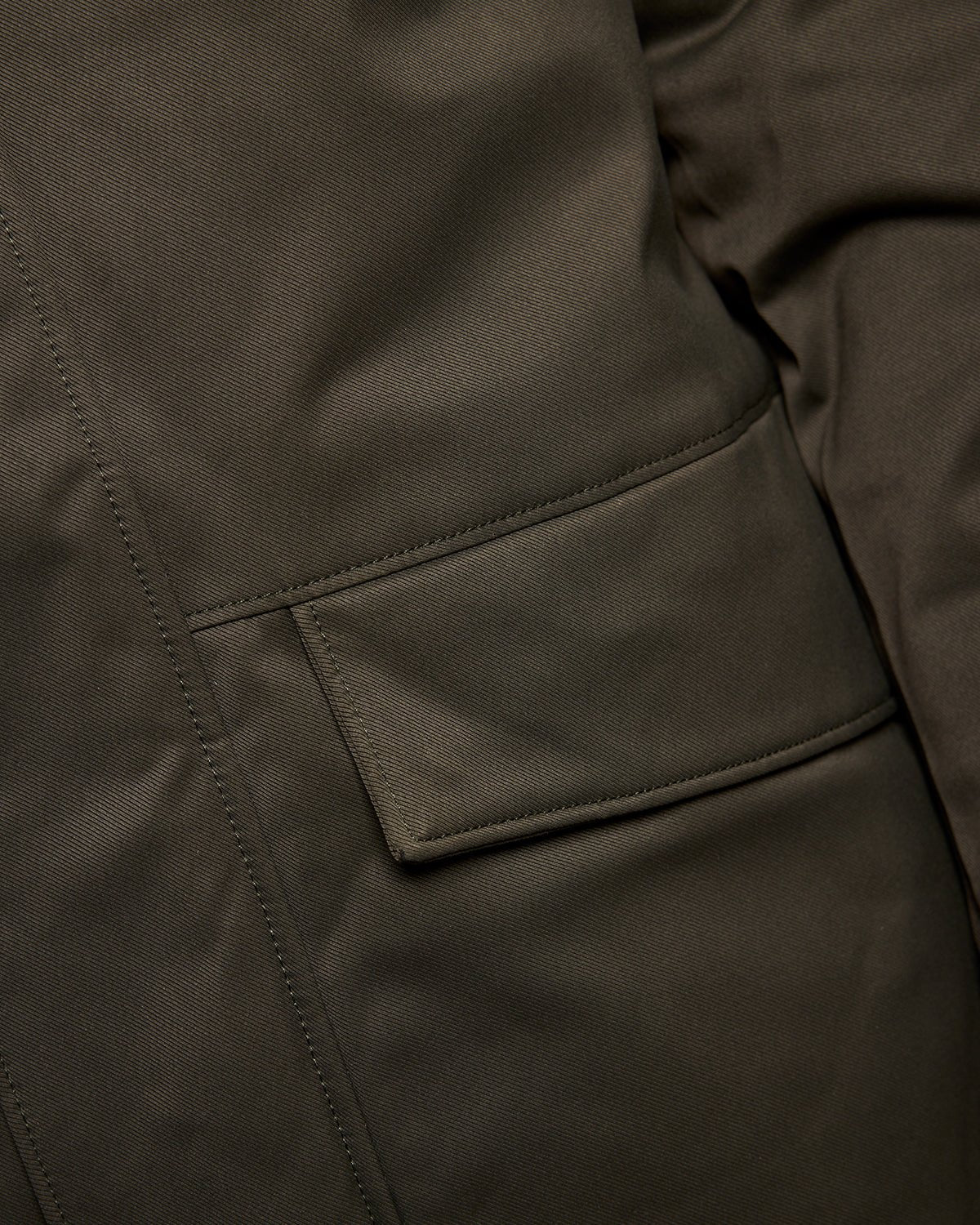 Un homme porte une parka matelassée de couleur olive