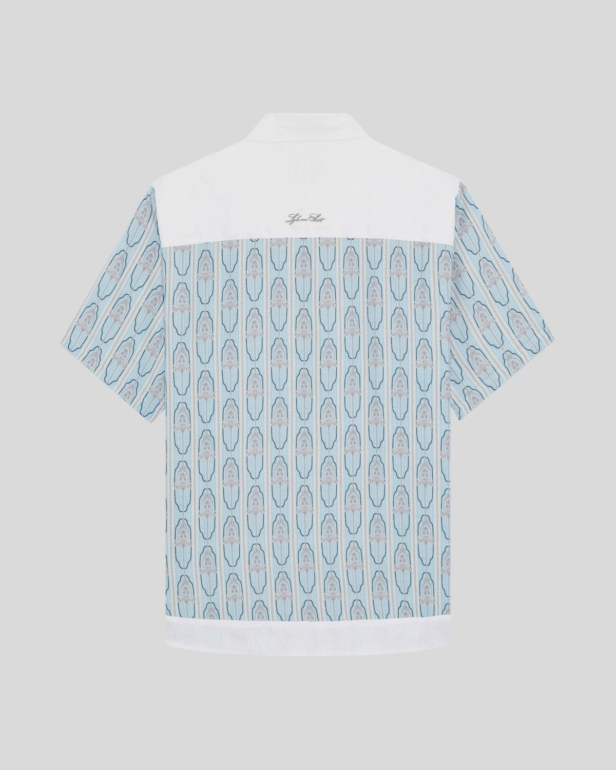 Homme portant une chemise à manches courtes à motif floral, couleur crème amande/bleu de Parme