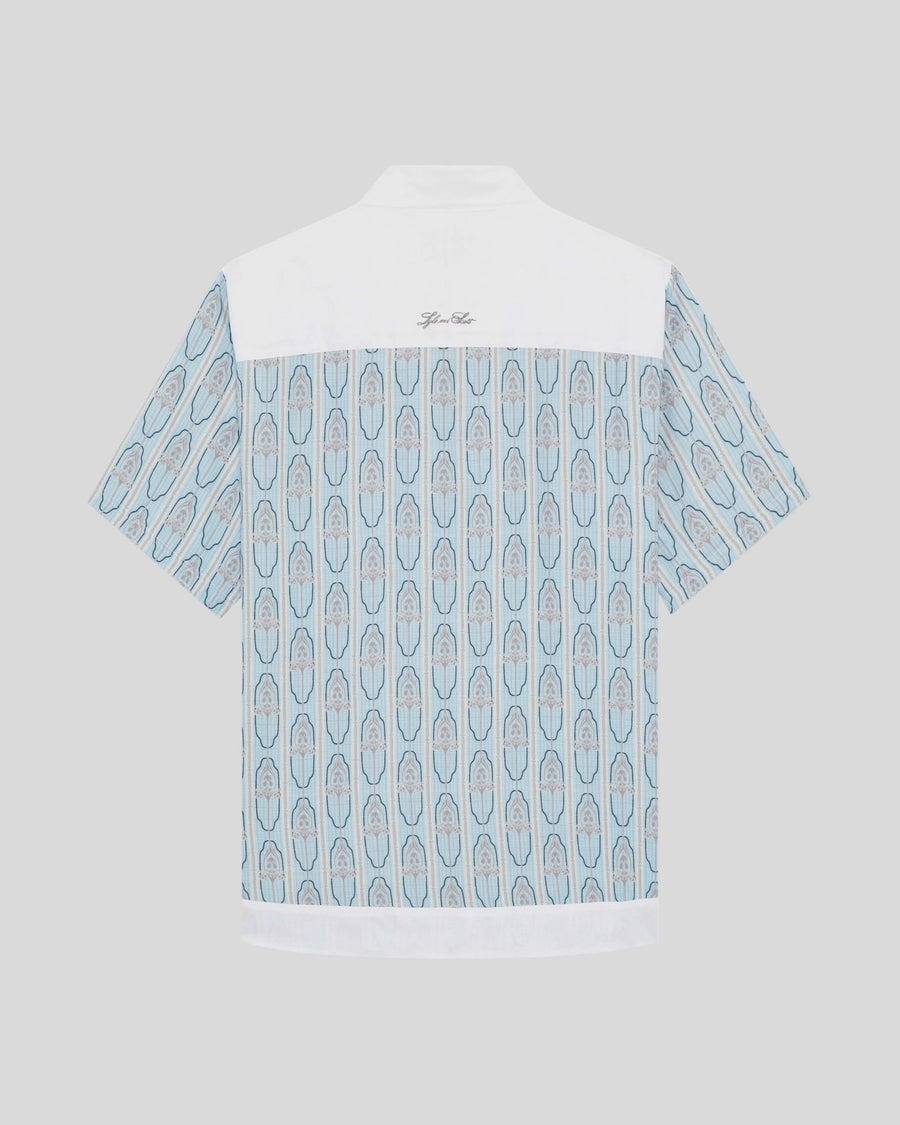 Homme portant une chemise à manches courtes à motif floral, couleur crème amande/bleu de Parme