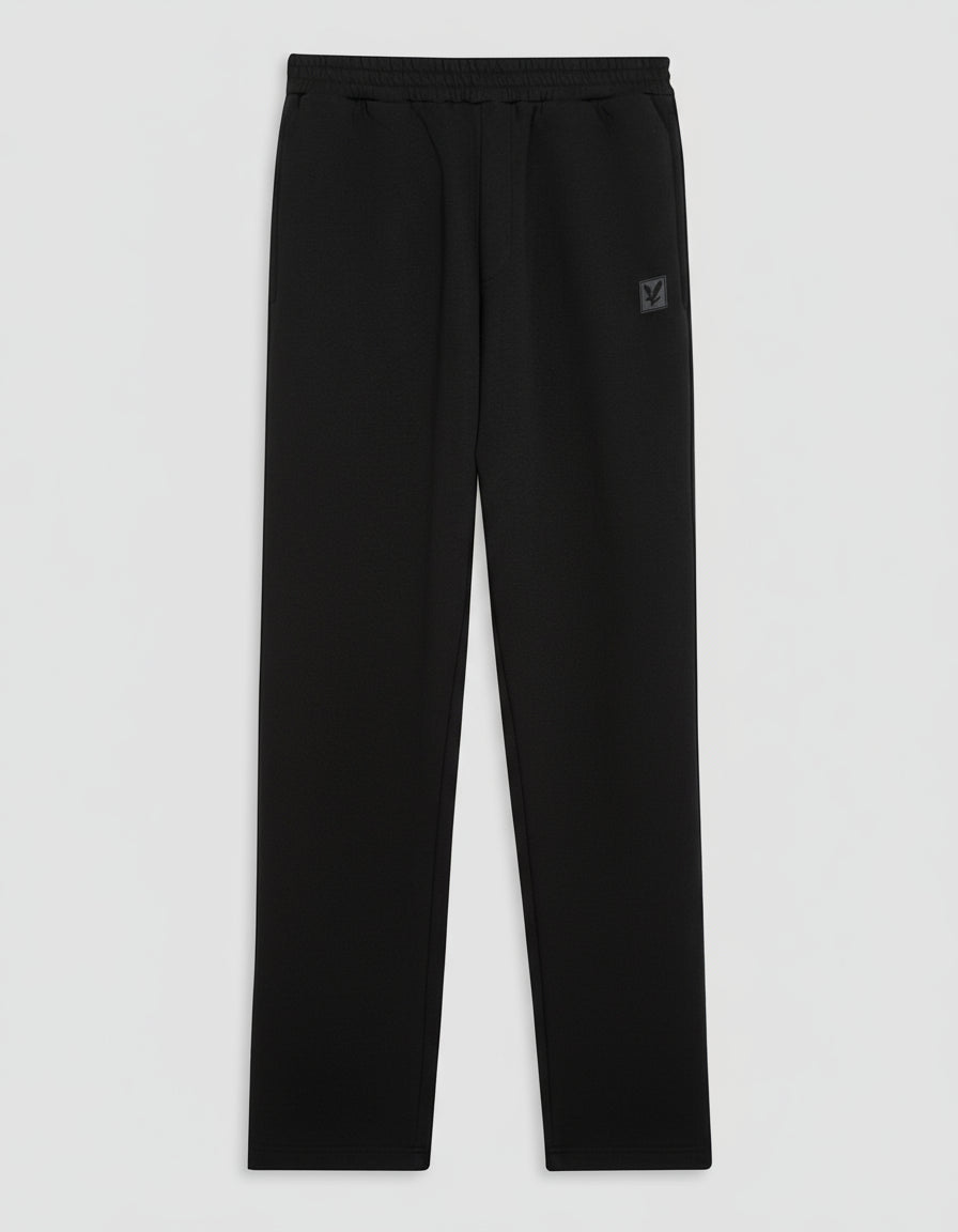 Homme portant un pantalon de jogging Lounge à coupe droite, couleur noir de jais