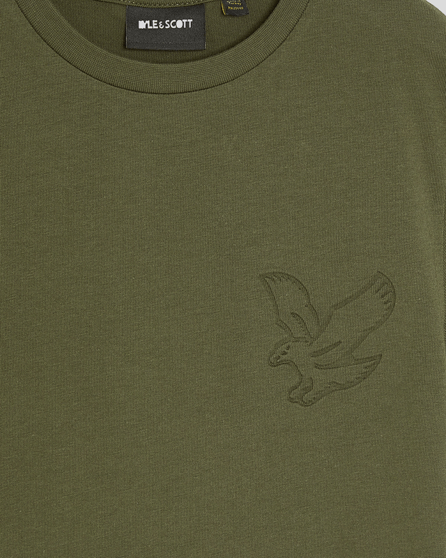 Un garçon porte un t-shirt « Embossed Eagle » dans les profondeurs