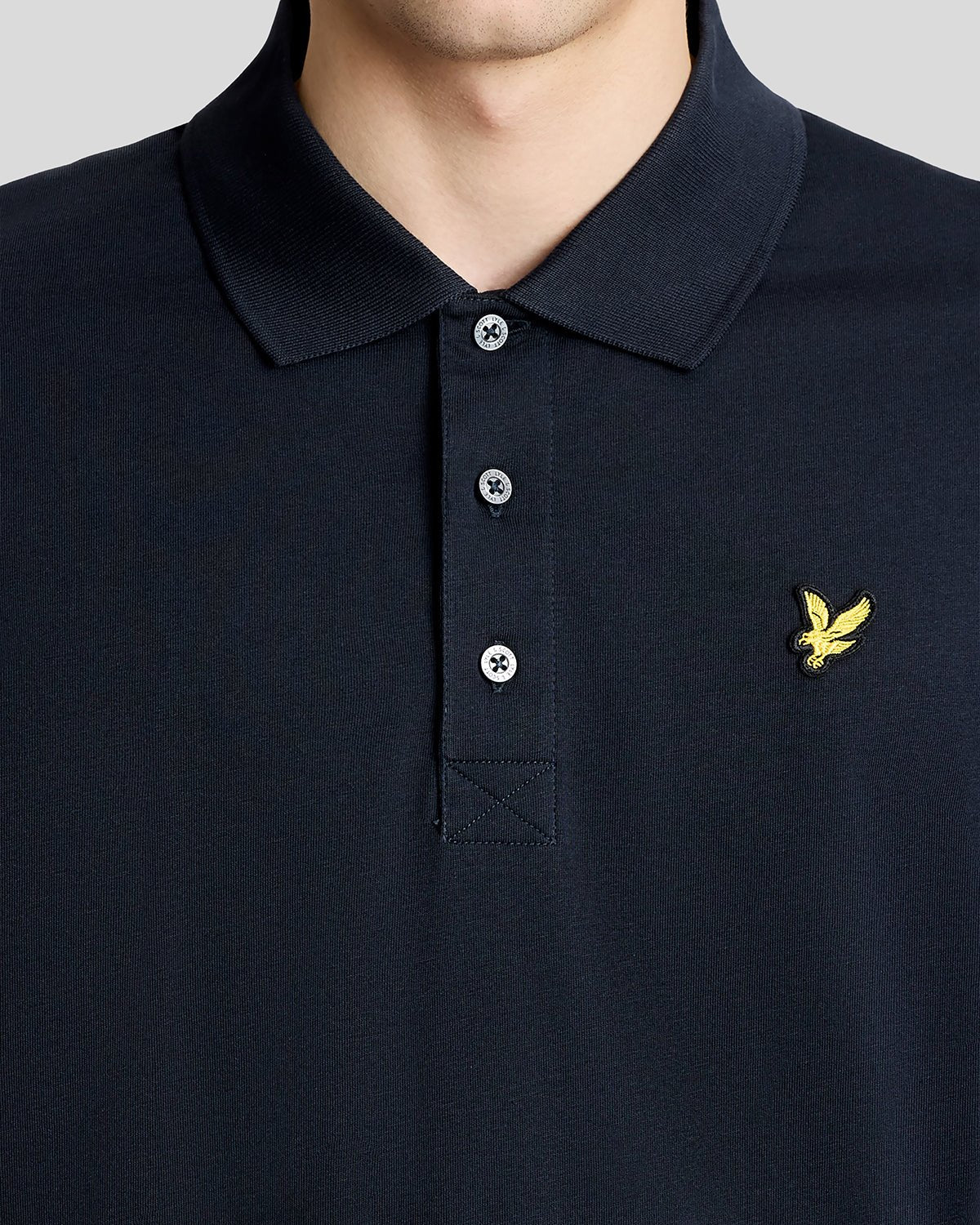 Hombre con polo de jersey de algodón en azul marino oscuro