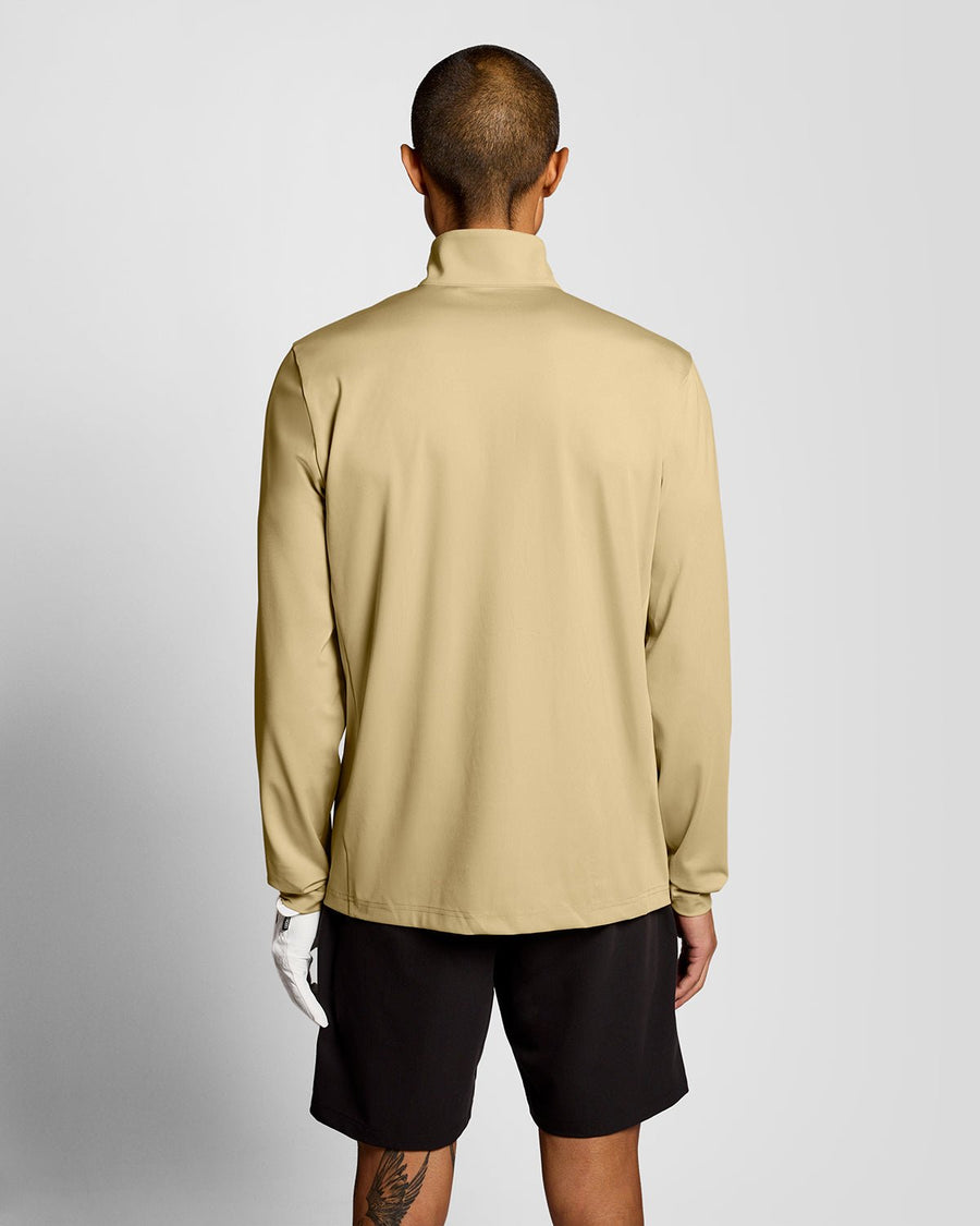 Hombre con la prenda intermedia Performance 1/4 Zip en color Mojave