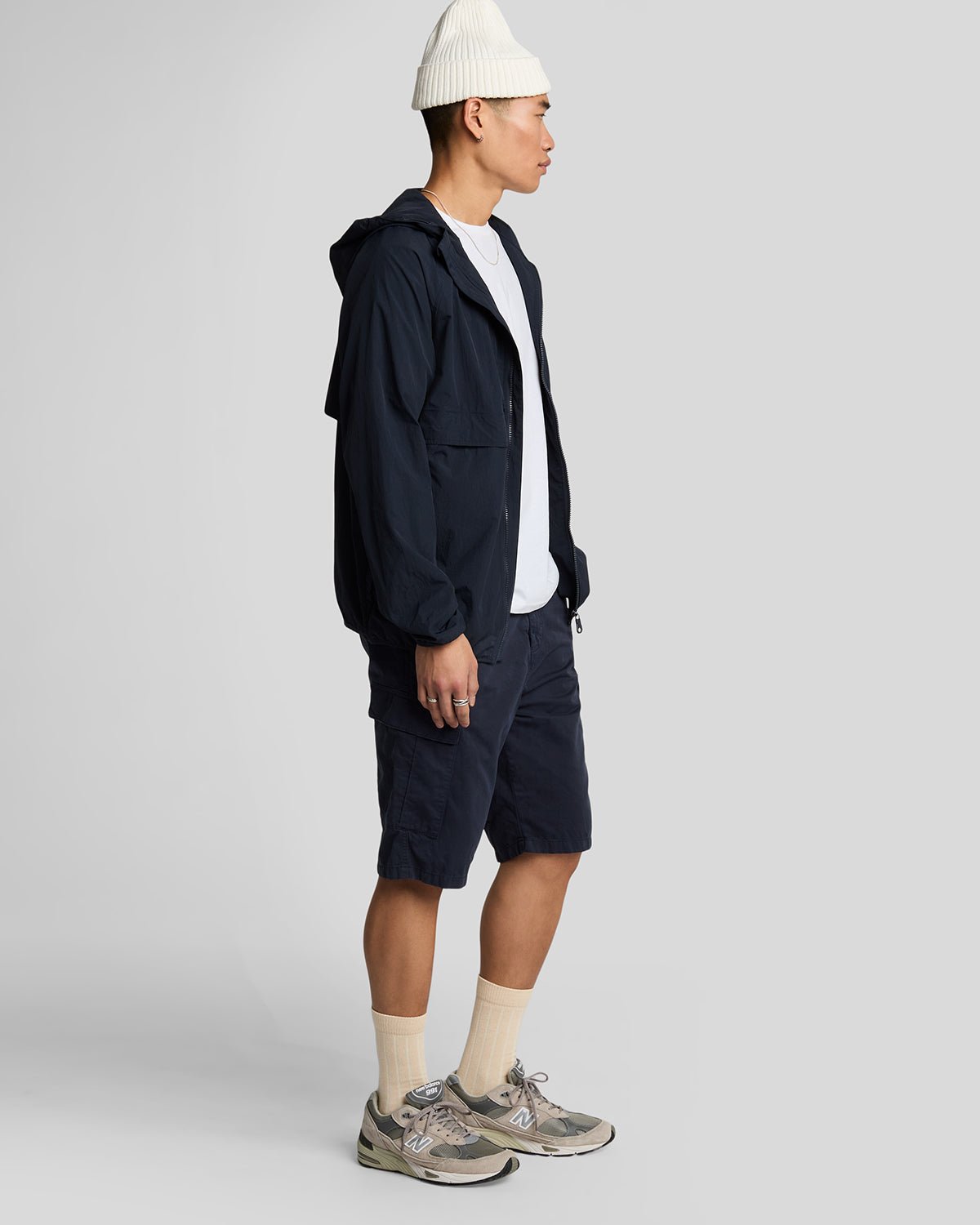 Un homme porte un short cargo bleu marine foncé