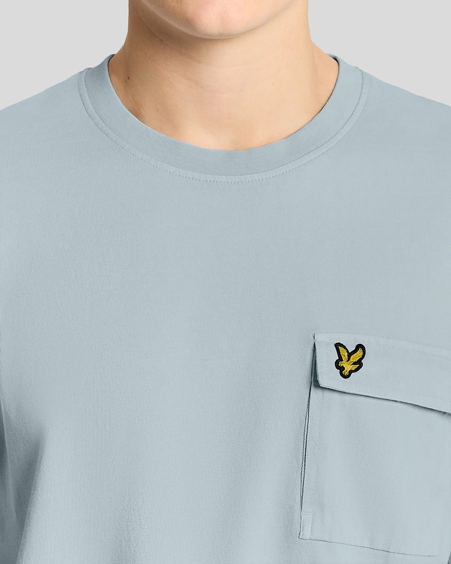 Homme portant un t-shirt à poches cargo bleu opale