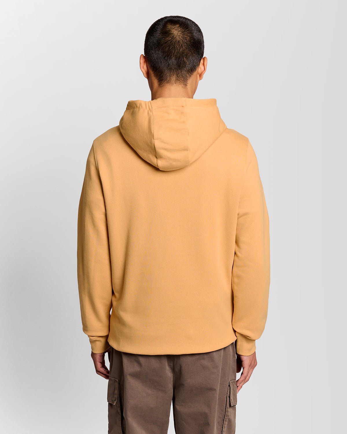 Un homme porte un sweat à capuche en coton Loopback, motif nid d'abeille