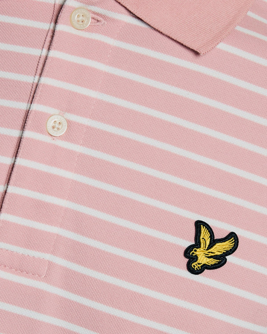 Homme portant un polo breton en piqué rose pamplemousse et blanc