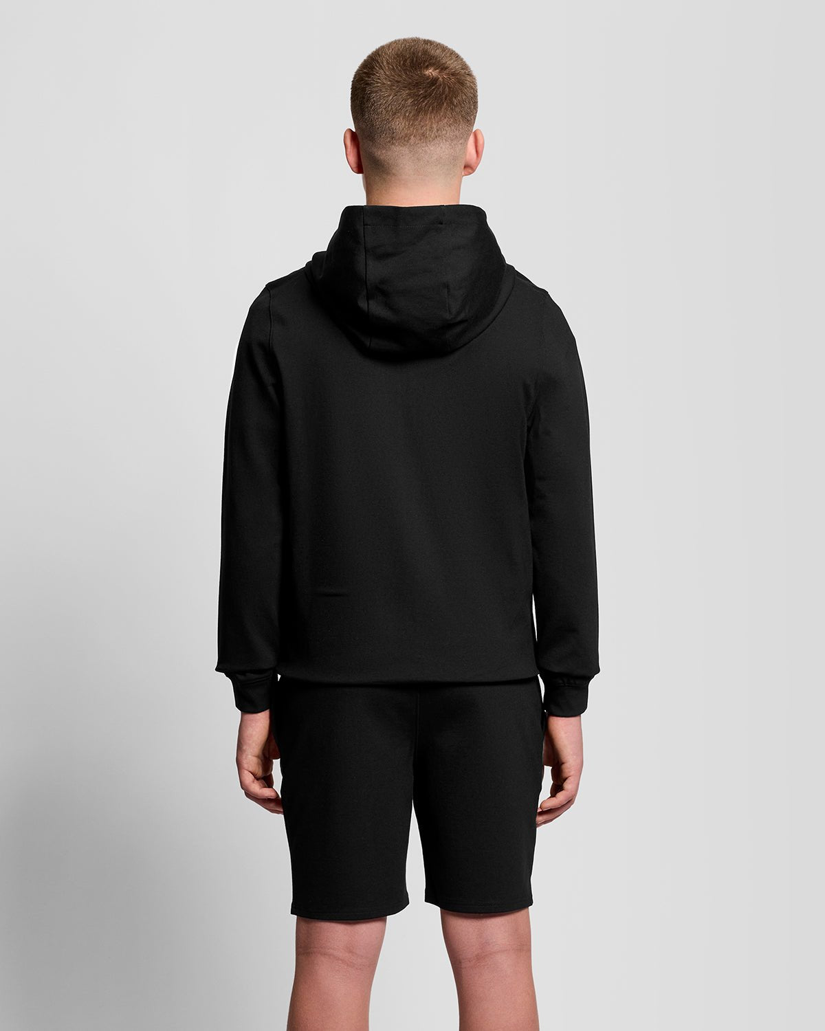Hombre con sudadera con capucha deportiva ligera en negro azabache