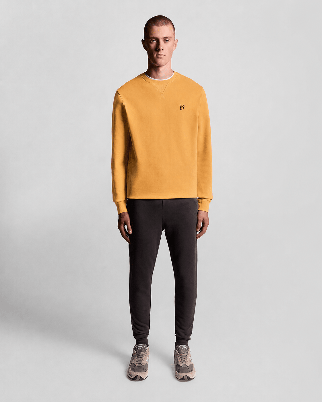 Homme portant un sweat-shirt à col rond en coton, motif nid d'abeille
