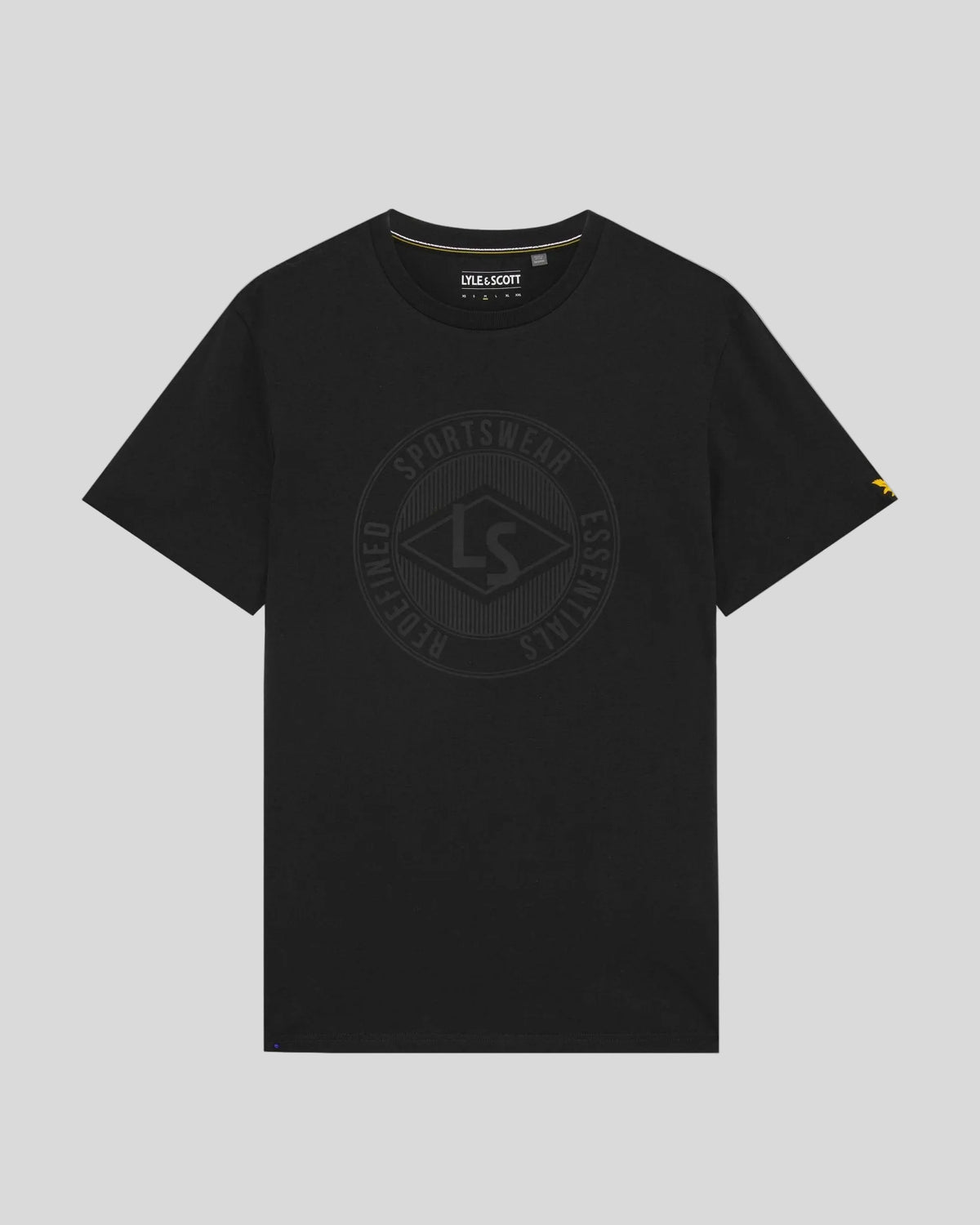 Homme portant un t-shirt « Sports Redefined » avec logo graphique, couleur noir de jais