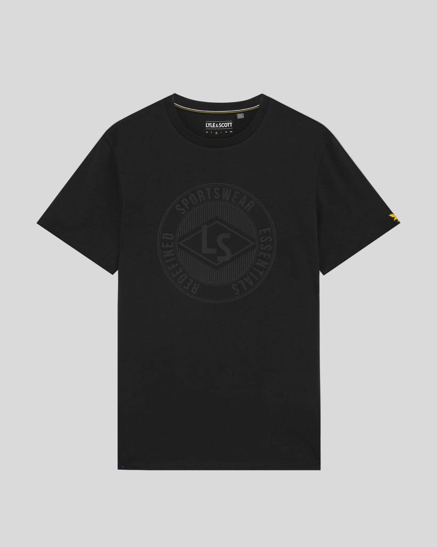 Homme portant un t-shirt « Sports Redefined » avec logo graphique, couleur noir de jais