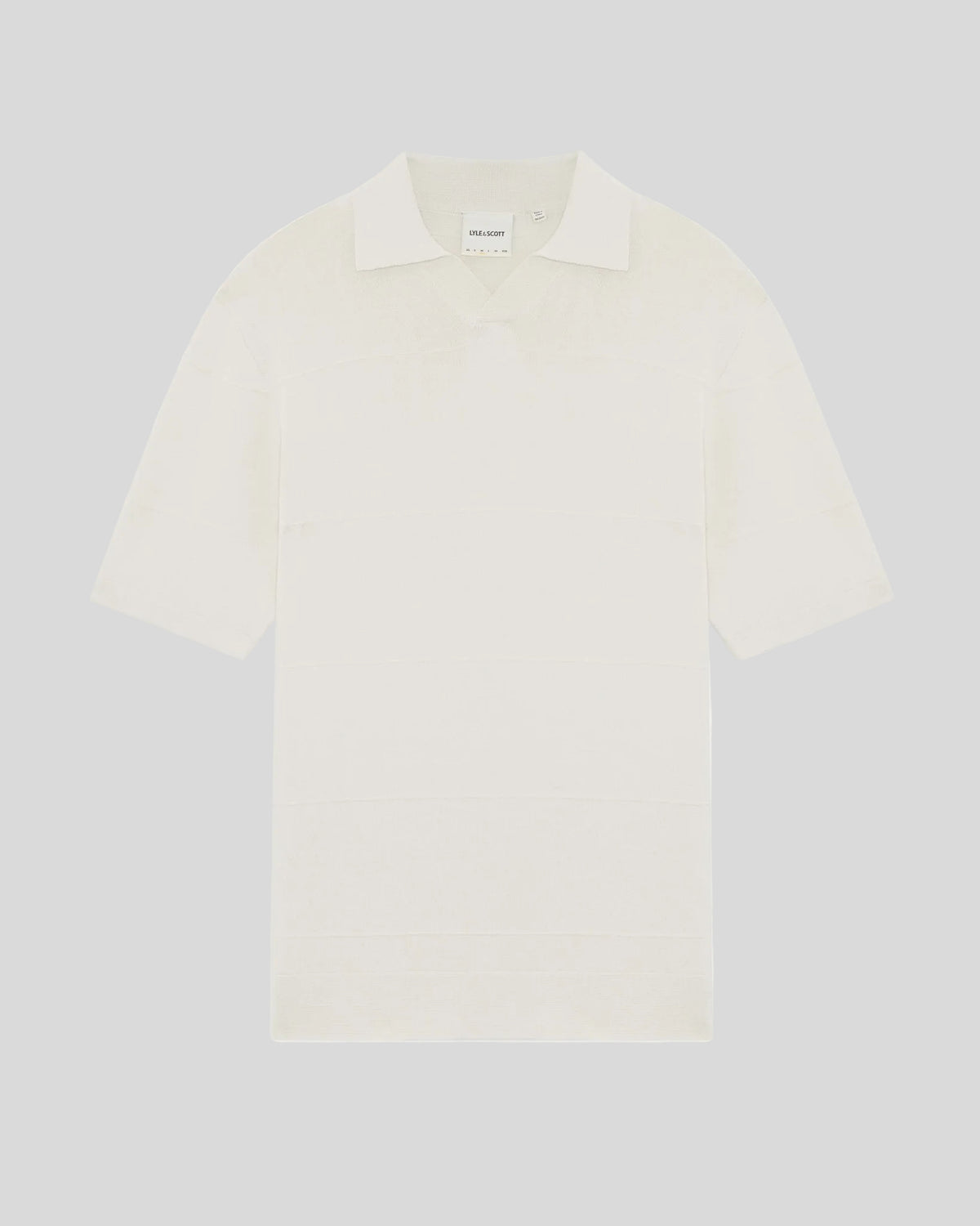 Un homme porte un polo en maille fine à col ouvert, couleur Skylight