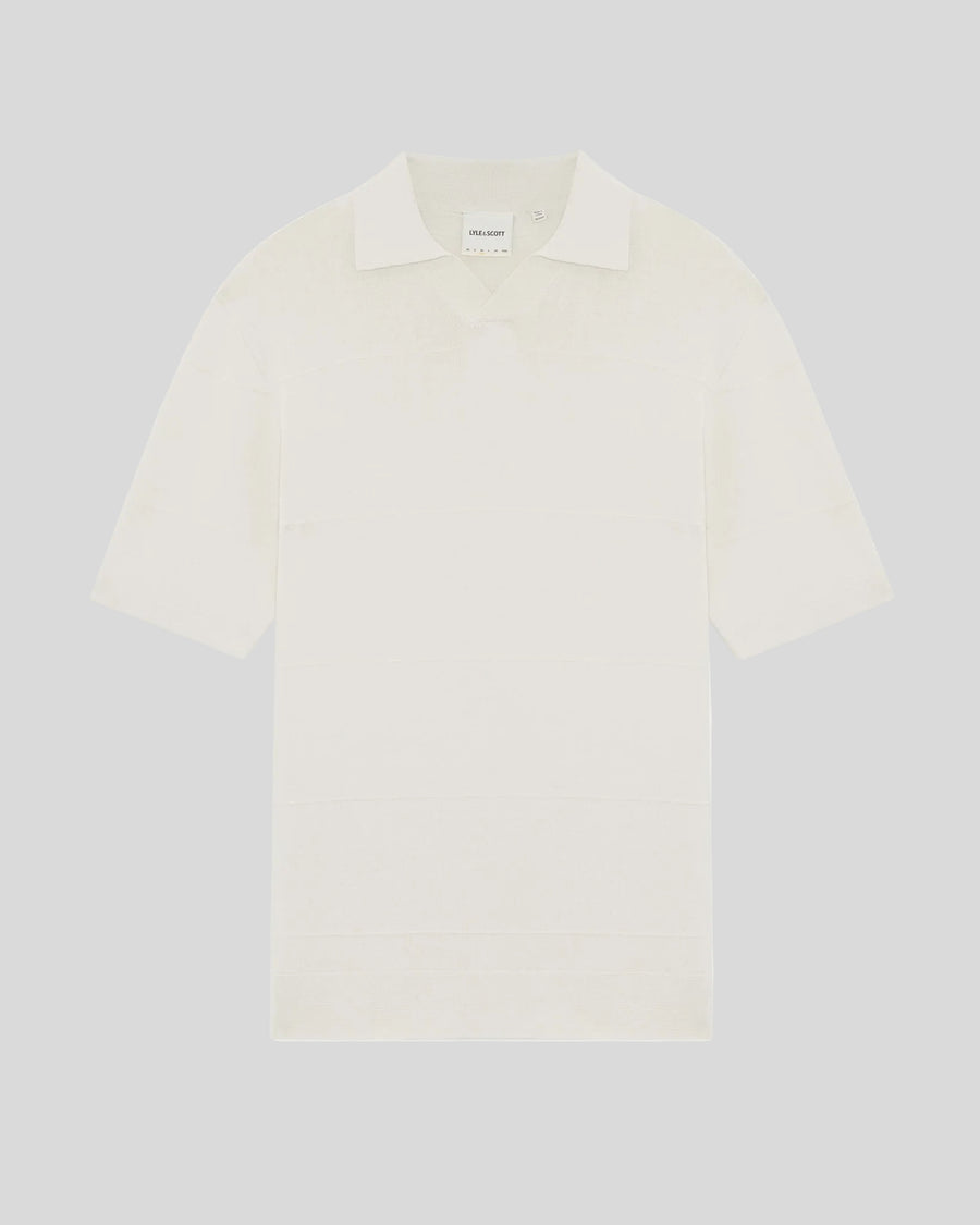 Un homme porte un polo en maille fine à col ouvert, couleur Skylight