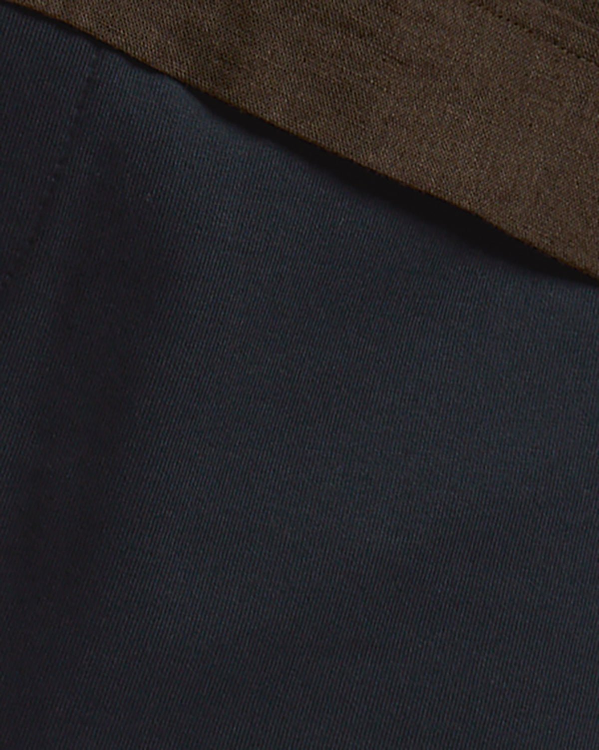 Un homme porte un short de survêtement Interlock bleu marine foncé