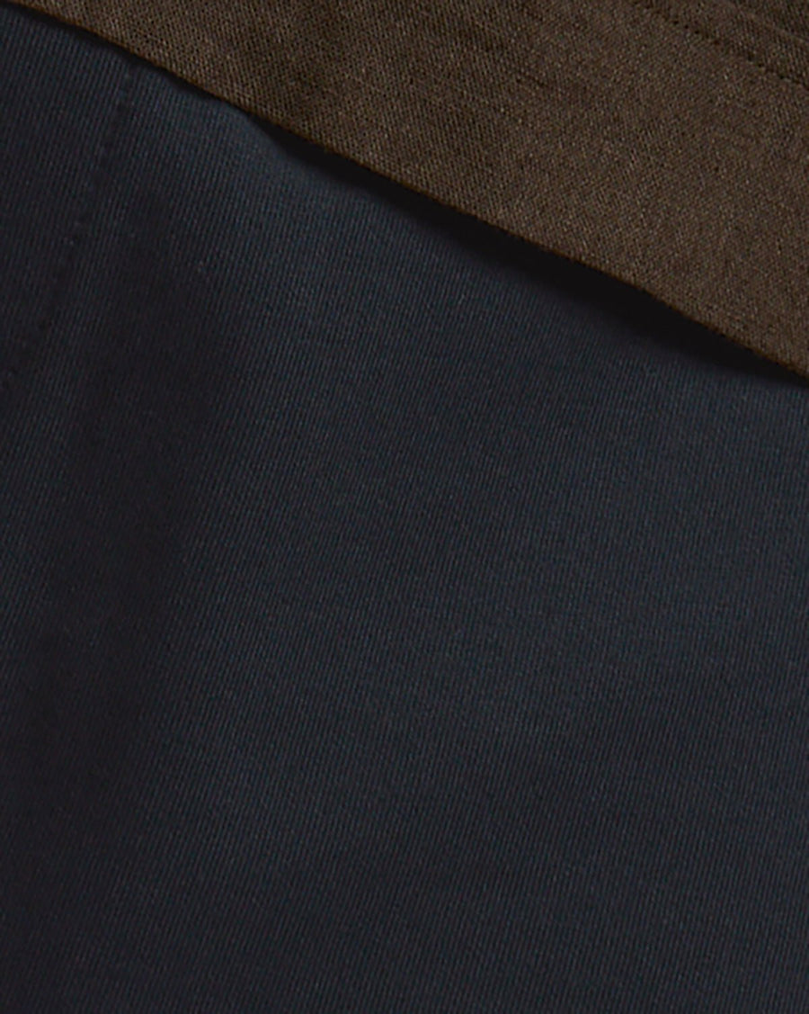 Un homme porte un short de survêtement Interlock bleu marine foncé