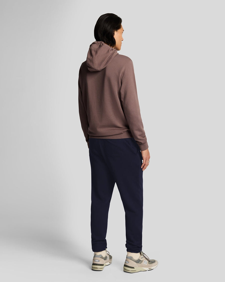 Homme portant un pantalon de jogging slim en coton ultra-fin bleu marine foncé