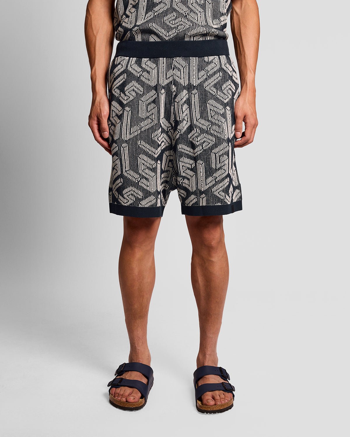 Homme portant un short en tricot côtelé Emblem, couleur bleu marine foncé/Cove