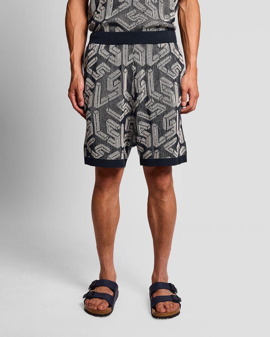 Homme portant un short en tricot côtelé Emblem, couleur bleu marine foncé/Cove