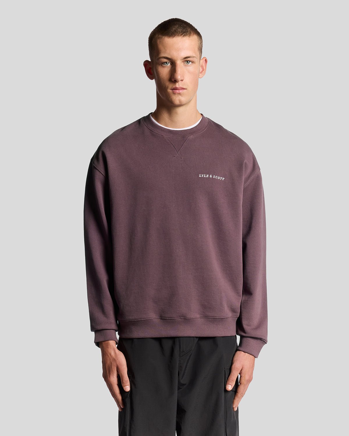 Homme portant un sweat-shirt en molleton Script Brushback, couleur marron foncé