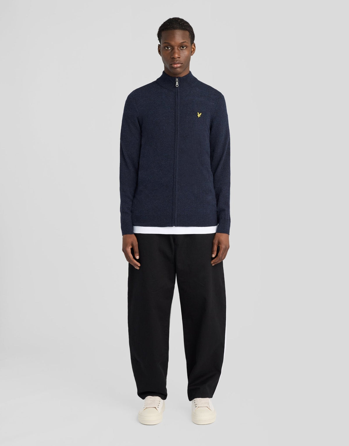Homme portant un cardigan zippé en laine d'agneau mélangée, couleur bleu marine foncé chiné