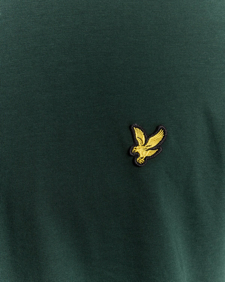 Uomo con maglietta girocollo in cotone verde scuro