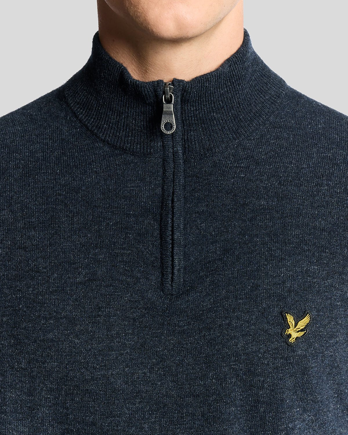 Homme portant un pull à fermeture éclair 1/4 en laine d'agneau mélangée, couleur bleu marine foncé chiné