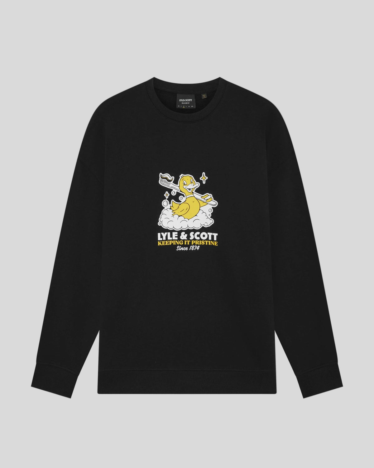 Homme portant un sweat-shirt à imprimé sur la poitrine, couleur noir de jais