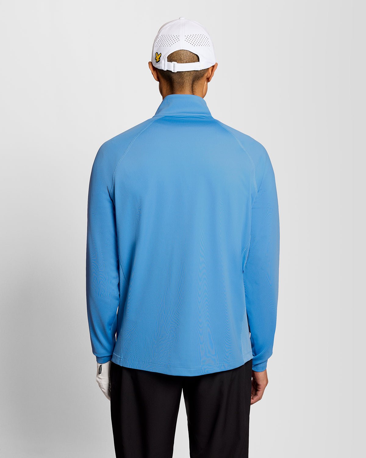 Homme portant une couche intermédiaire à empiècements en maille, couleur Nitrogen