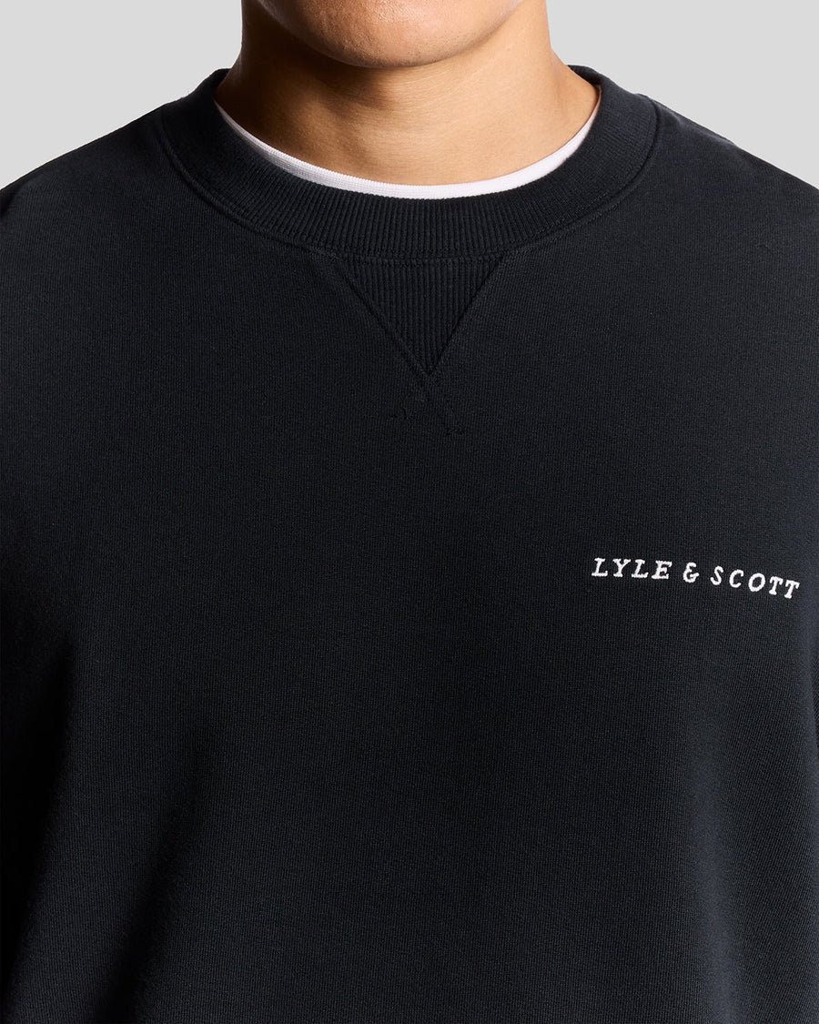 Homme portant un sweat-shirt en molleton Script Brushback bleu marine foncé