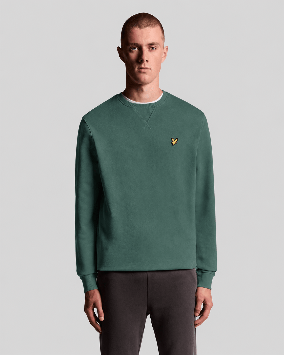 Un homme porte un sweat-shirt à col rond en coton, couleur Everglade