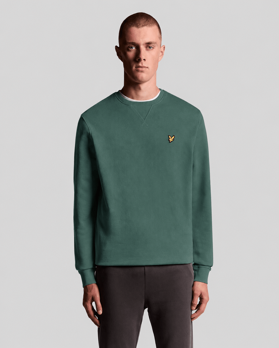 Un homme porte un sweat-shirt à col rond en coton, couleur Everglade