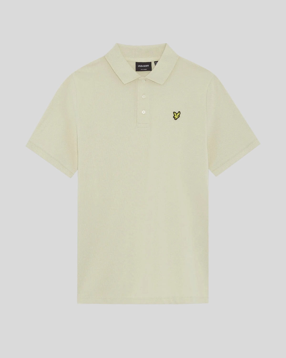Un homme porte un polo en coton couleur blé