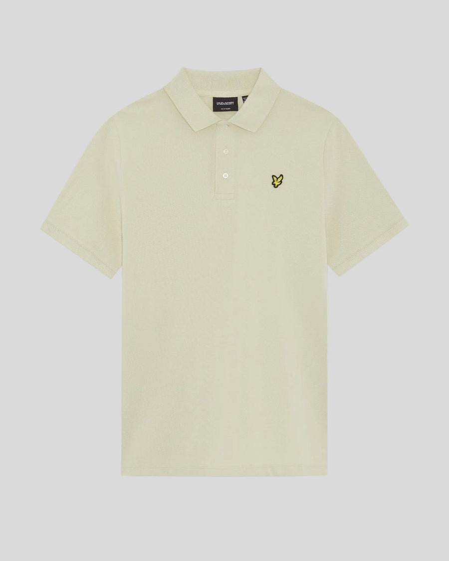 Un homme porte un polo en coton couleur blé