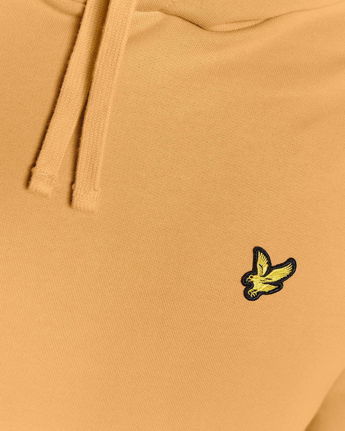 Un homme porte un sweat à capuche en coton Loopback, motif nid d'abeille
