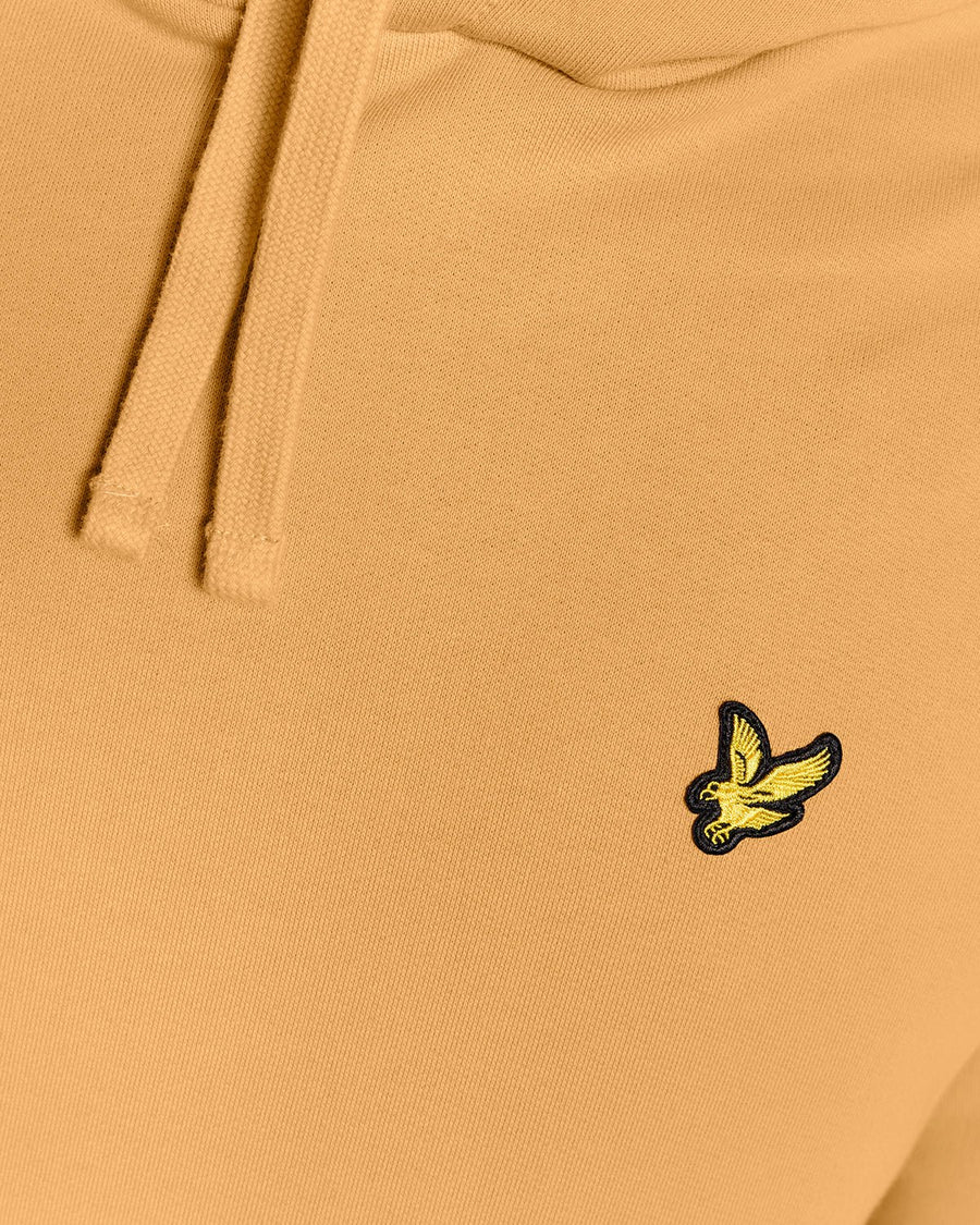 Un homme porte un sweat à capuche en coton Loopback, motif nid d'abeille