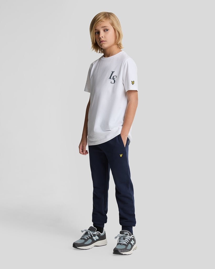Ragazzo con pantaloni da jogging in cotone blu navy