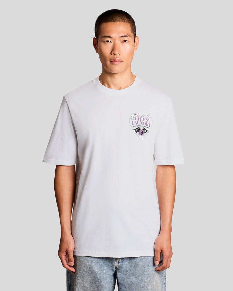 Un homme porte un t-shirt à motif sur la poitrine, de couleur blanche