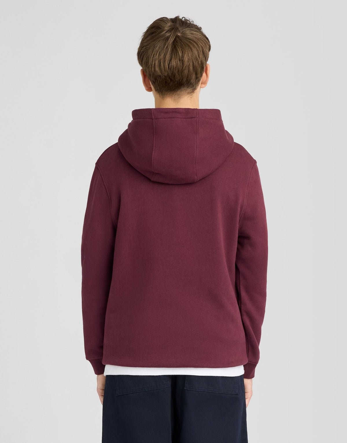 Il ragazzo indossa una felpa con cappuccio e collo a risvolto color bordeaux