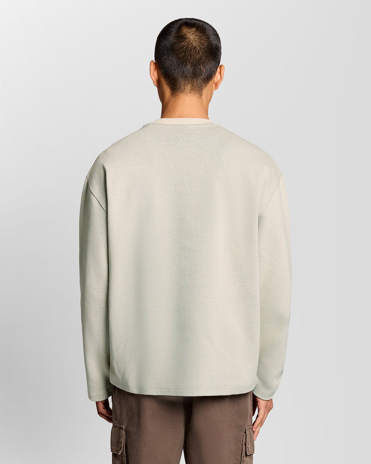 Hombre con sudadera de cuello redondo con jacquard en relieve en color gris claro
