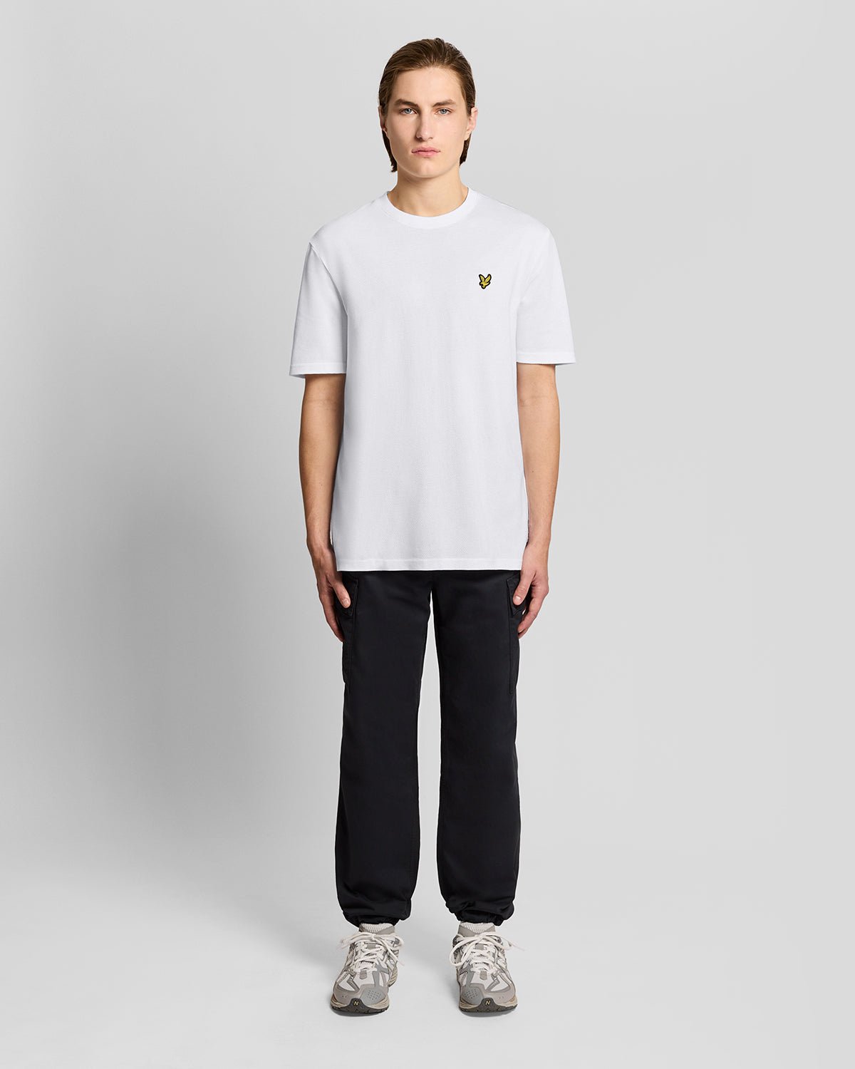 Homme portant un t-shirt jacquard texturé blanc