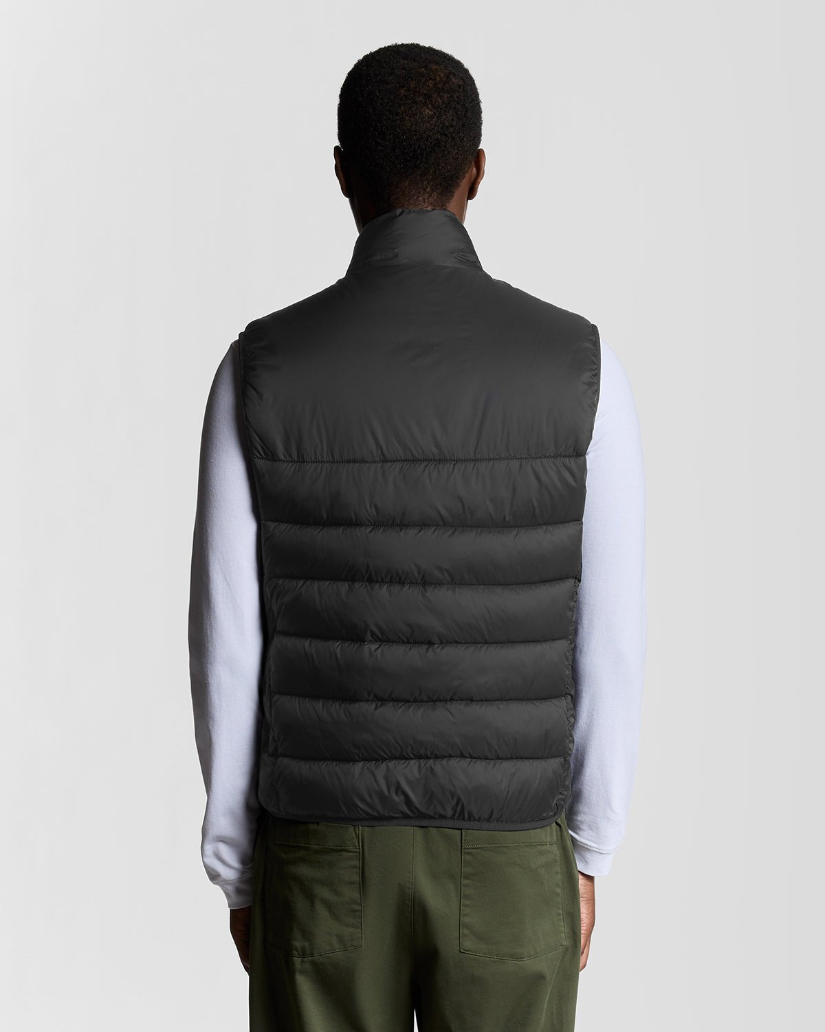 Un homme porte un gilet matelassé noir de jais