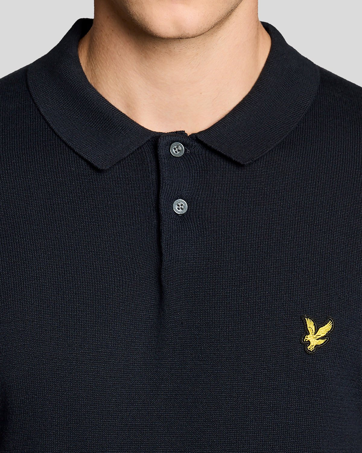 Uomo con polo in maglia di cotone blu scuro