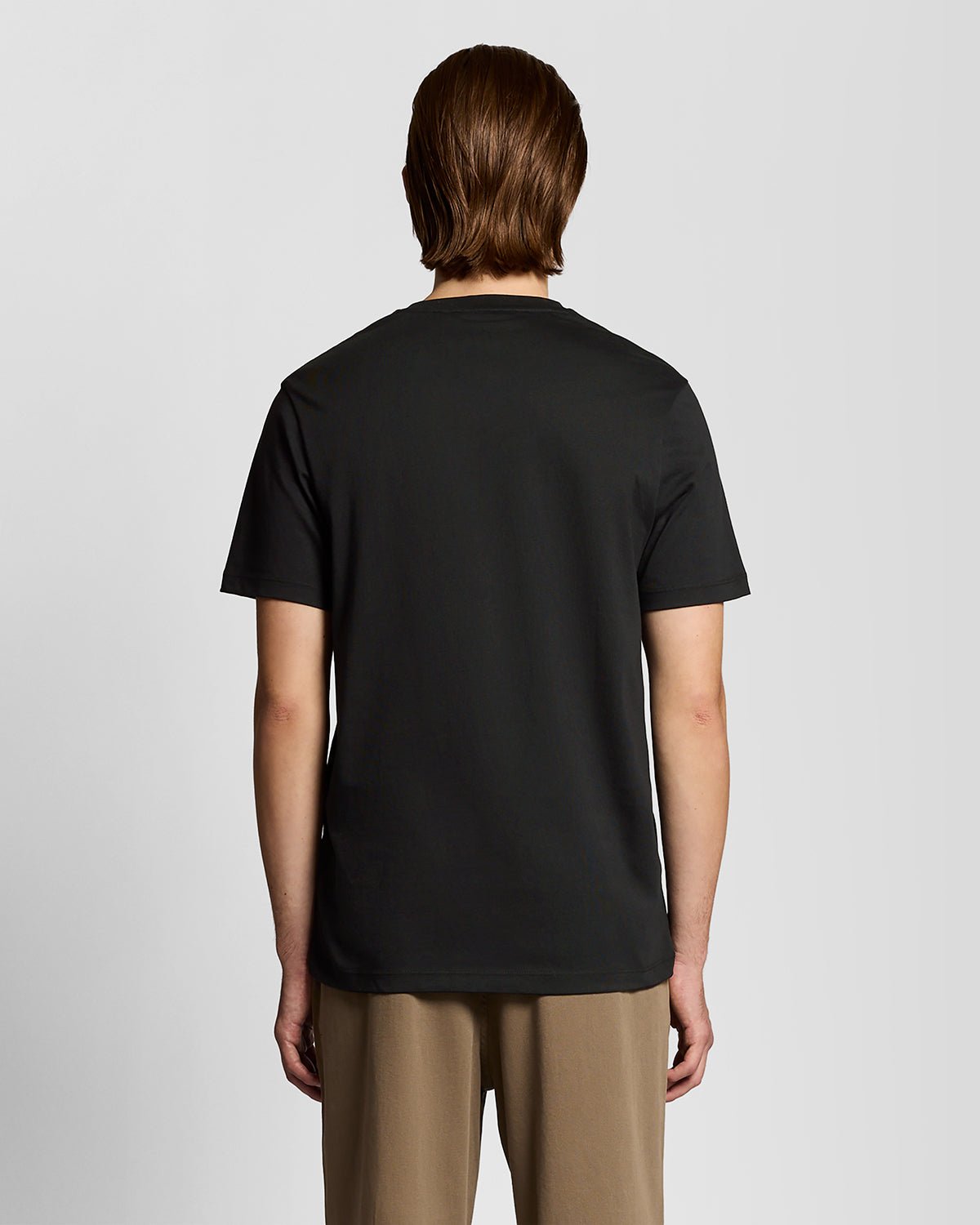 Homme portant un t-shirt en coton à col en V, couleur noir de jais