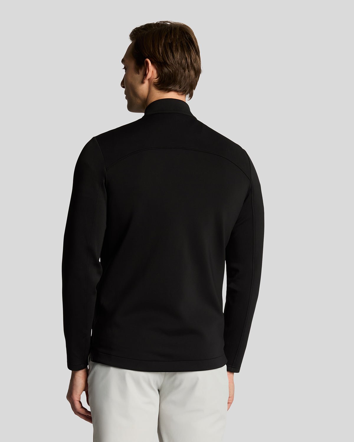 Homme portant une veste matelassée hybride résistante à l'eau, couleur noir jais