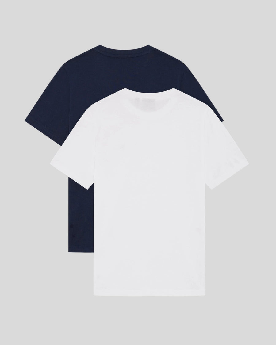 Homme portant un lot de 2 t-shirts Basic bleu marine et blanc