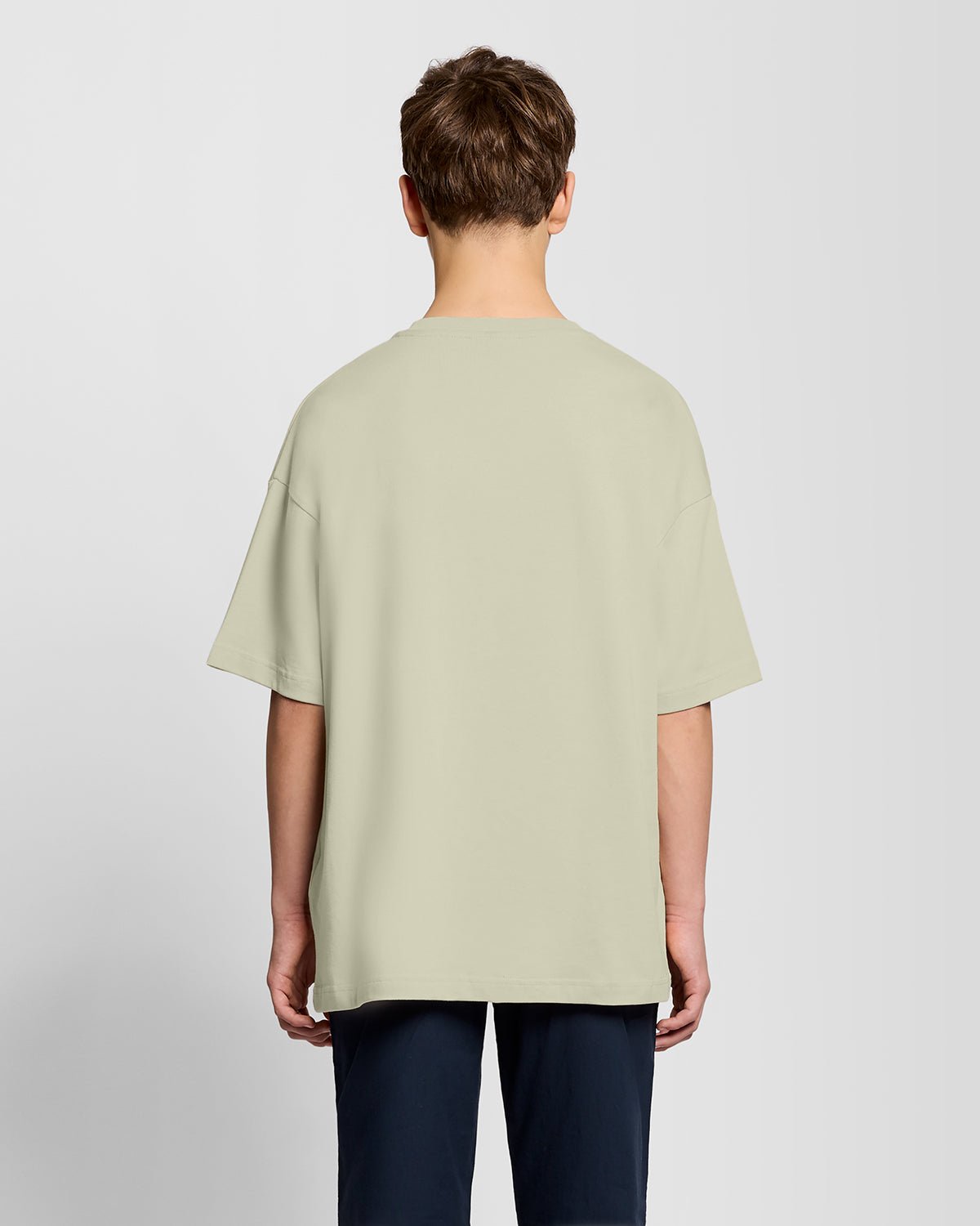 Homme portant un t-shirt ample épais, couleur blé