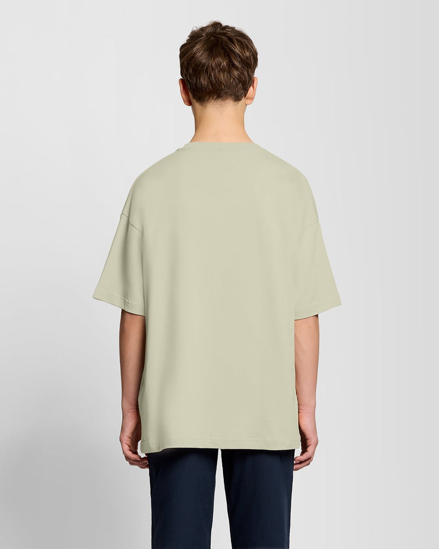Homme portant un t-shirt ample épais, couleur blé