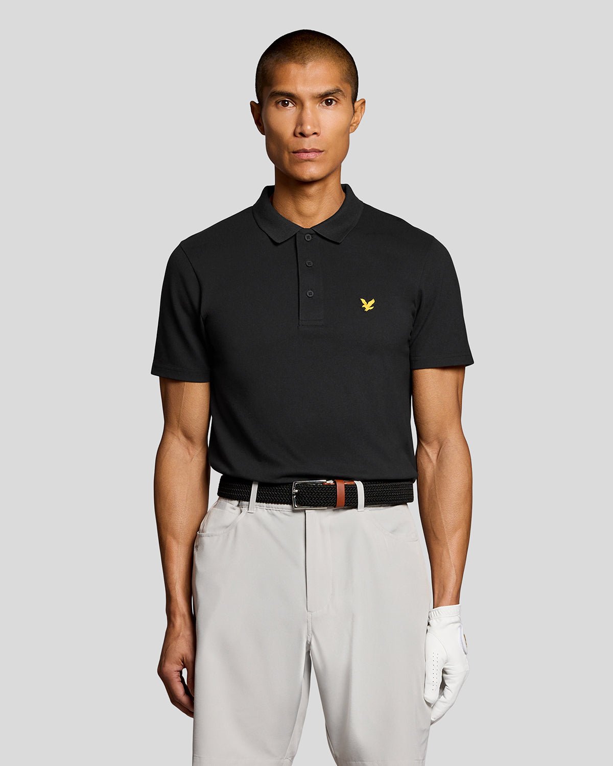 Un homme porte un polo technique noir de jais